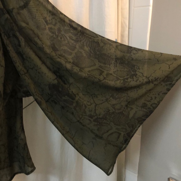 Snakeskin print blouse olive green - Picture 3 of 6